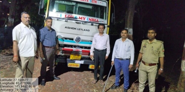 महराजगंज में अवैध सागौन लकड़ी से लदा डीसीएम पकड़ा गया