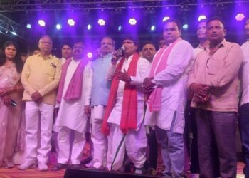 बृजमनगंज के बहुभोज में जुटे कई बड़े समाजवादी नेता, भोजपुरी कलाकारों ने बांधा समां