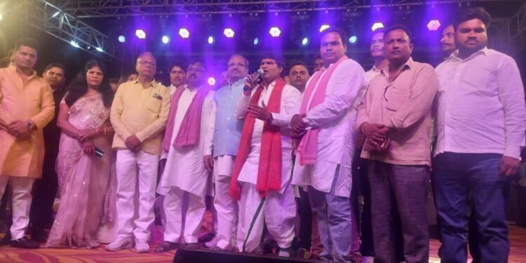 बृजमनगंज के बहुभोज में जुटे कई बड़े समाजवादी नेता, भोजपुरी कलाकारों ने बांधा समां