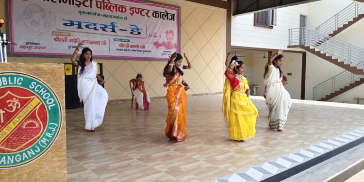आलमाइटी स्कूल में मदर्स डे समारोह, बच्चों ने गीत-नृत्य से मां को किया नमन