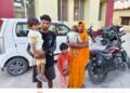 बृजमनगंज बाजार में परिजनों से बिछड़ी मासूम बच्ची, सभासद ने सुरक्षित मिलाया परिवार से