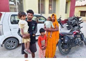 बृजमनगंज बाजार में परिजनों से बिछड़ी मासूम बच्ची, सभासद ने सुरक्षित मिलाया परिवार से