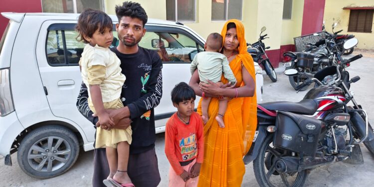 बृजमनगंज बाजार में परिजनों से बिछड़ी मासूम बच्ची, सभासद ने सुरक्षित मिलाया परिवार से