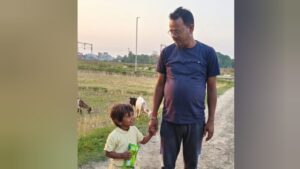 बृजमनगंज बाजार में परिजनों से बिछड़ी मासूम बच्ची, सभासद ने सुरक्षित मिलाया परिवार से