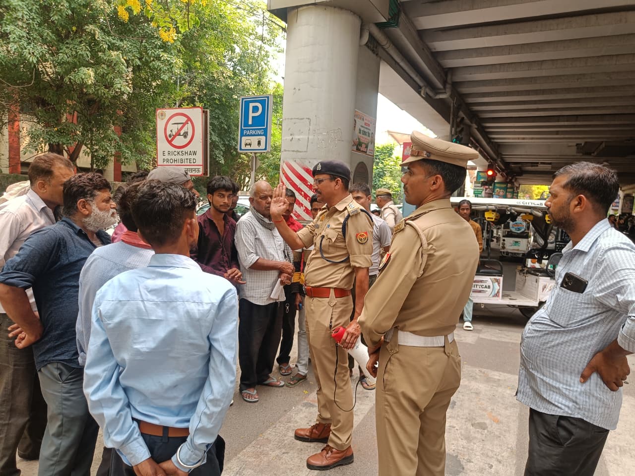 लखनऊ में ई-रिक्शा चालकों पर ट्रैफिक पुलिस की बड़ी कार्रवाई, 20 के चालान