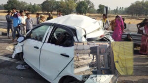 रायबरेली में गंगा एक्सप्रेसवे पर भीषण हादसा, ट्रक का टायर फटा, कार सवार परिवार गंभीर घायल