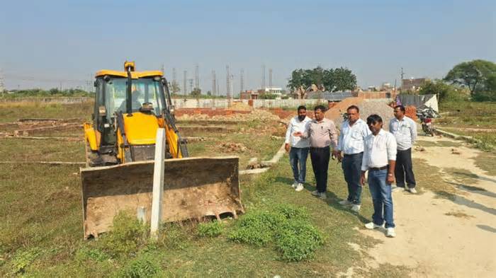 उन्नाव में ढाई करोड़ की जमीन पर अवैध प्लाटिंग पर चला बुलडोजर, 12 बीघा जमीन से निर्माण ध्वस्त