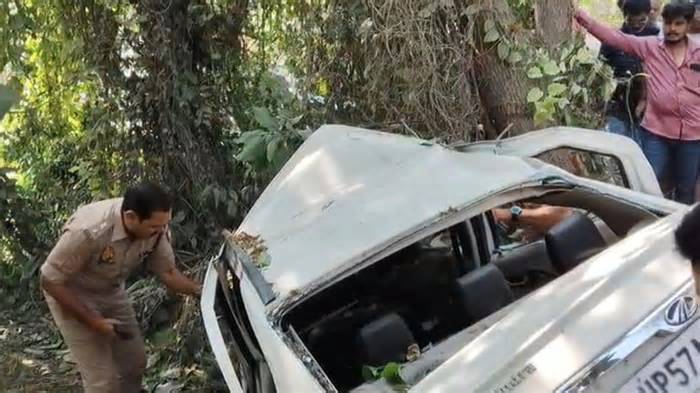 नवरात्रि मेले से लौट रहे दोस्तों की कार पेड़ से टकराई, 4 की मौत, 3 घायल