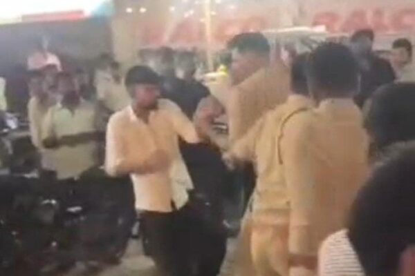 अम्बेडकरनगर में रामलीला देखने गए युवक को पुलिस ने पीटा: 7 दिन बाद वीडियो आया सामने, सीओ कर रहे जांच