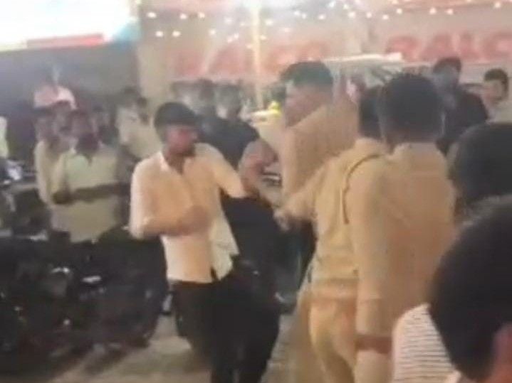 अम्बेडकरनगर में रामलीला देखने गए युवक को पुलिस ने पीटा: 7 दिन बाद वीडियो आया सामने, सीओ कर रहे जांच