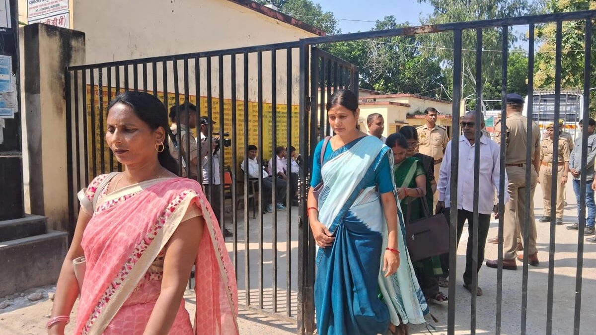 Ambedkar Nagar News: शिक्षक निर्वाचन में 2326 वोटरों ने किया मतदान