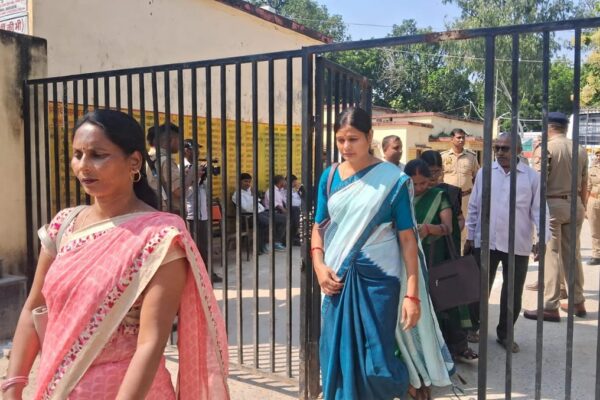 Ambedkar Nagar News: शिक्षक निर्वाचन में 2326 वोटरों ने किया मतदान