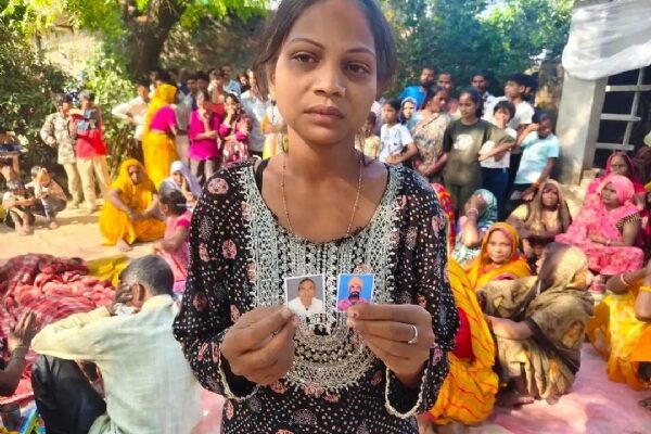बाराबंकी: पूजा पंडाल में नाग से करतब दिखाना पड़ा भारी, पिता-पुत्र की ...