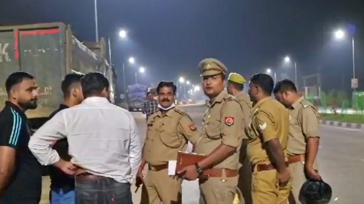 अचलगंज-उन्नाव हाइवे पर पड़े बक्से के अंदर मिला शव, शरीर पर चोटों के ...