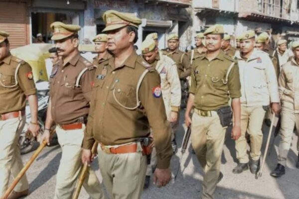 यूपी के संत कबीर नगर में सपा सांसद की गाड़ी पर पथराव, भीड़ ने लगाए ...
